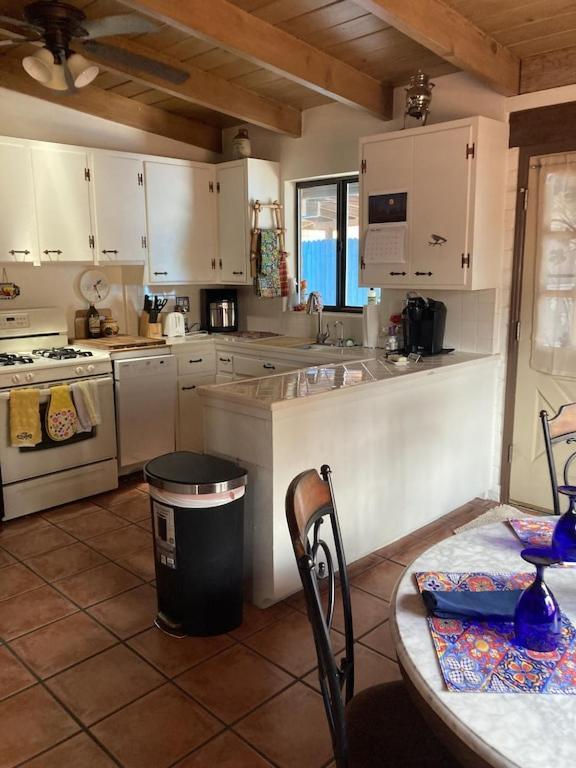 Casa Azul - Cute Centrally Located Adobe With Large Fenced Outdoor Living For Pets And Adults, Non-Smoking 투산 외부 사진