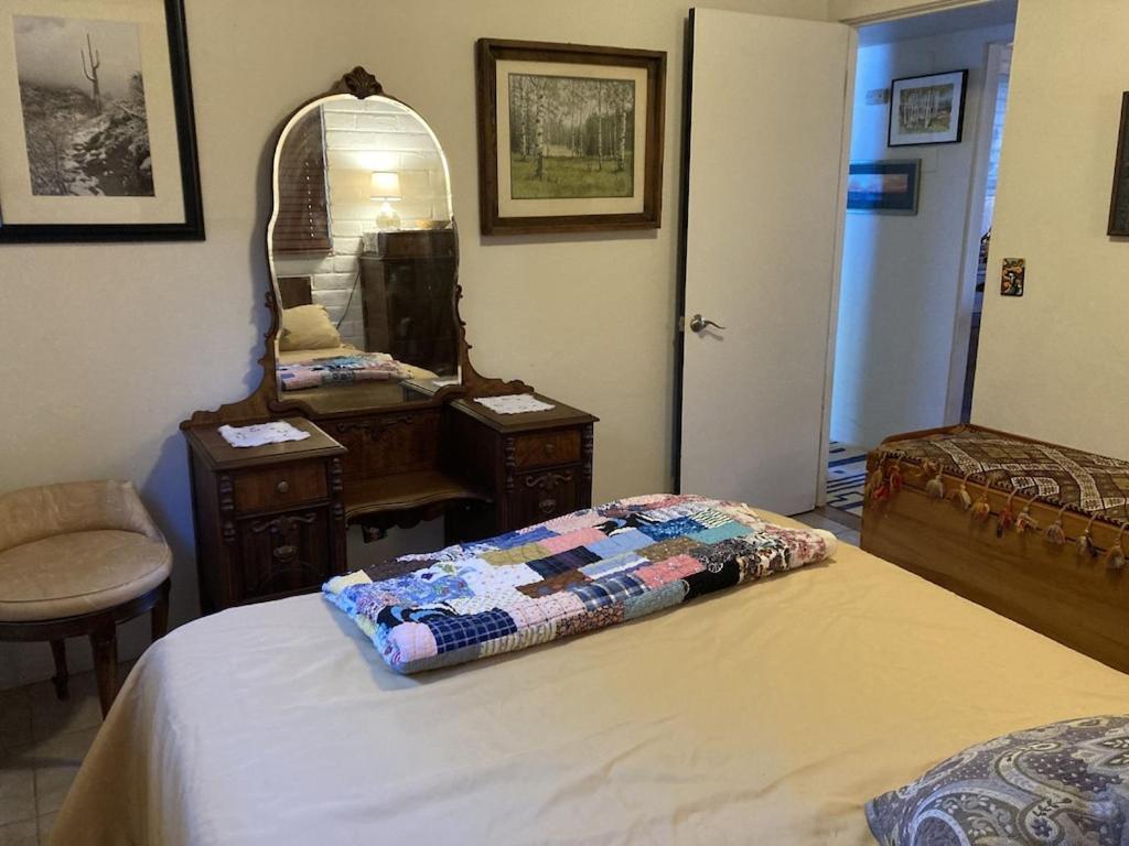 Casa Azul - Cute Centrally Located Adobe With Large Fenced Outdoor Living For Pets And Adults, Non-Smoking 투산 외부 사진