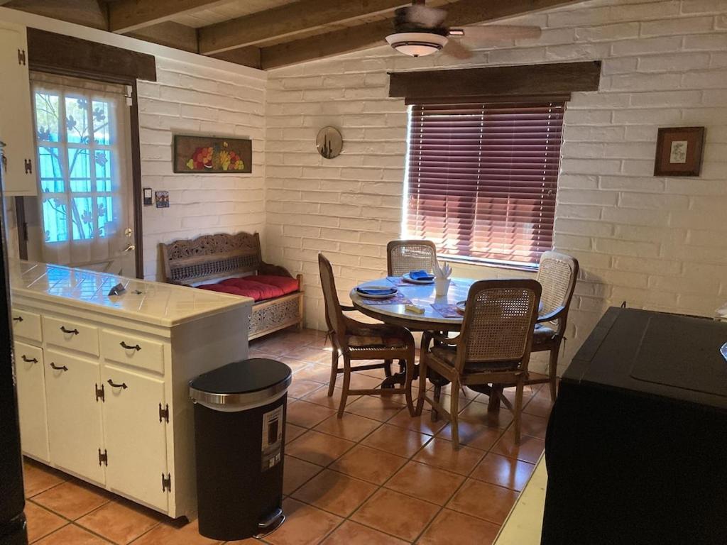 Casa Azul - Cute Centrally Located Adobe With Large Fenced Outdoor Living For Pets And Adults, Non-Smoking 투산 외부 사진